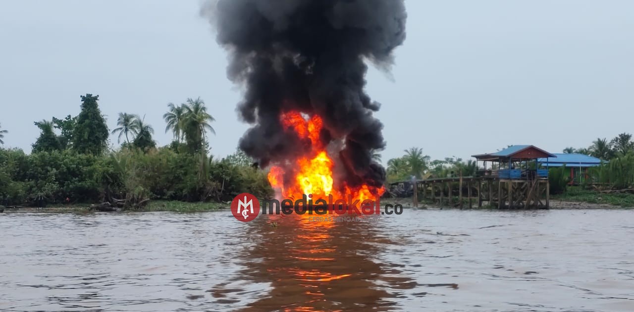 Kapal Motor Bermuatan Minyak Terbakar di Seberang Tembilahan