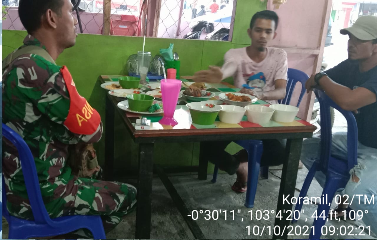 Lewat Komsos, Babinsa Koramil 02/Tanah Merah Himbau Protkes Kepada Warga di Warung Kopi