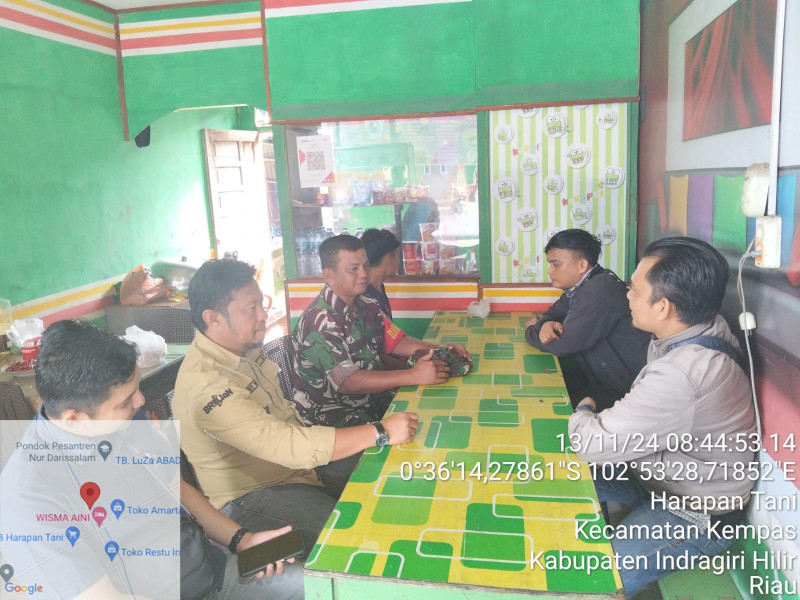 Komsos Dengan Warga Desa Binaannya, Babinsa Koramil 03/Tpl Tekankan Pilkada Damai