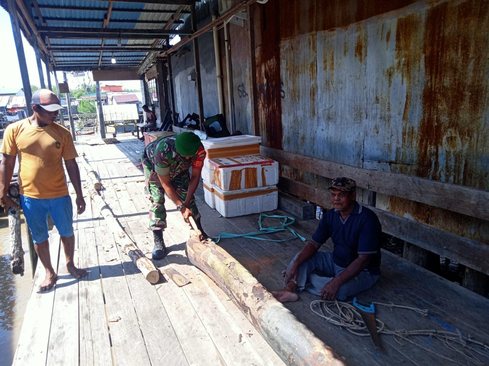 Babinsa Koramil 04/Kuindra Laksanakan Komsos Bersama Warga Agar Selalu Saling Tolong Menolong