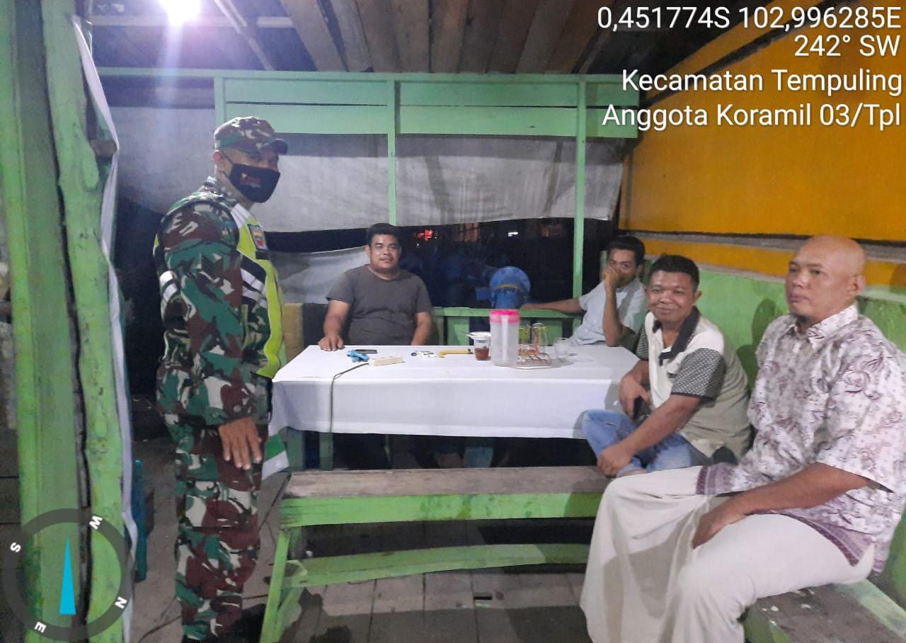 Babinsa Koramil 03/Tempuling Lakukan Patroli Malam Dan Sambang Warga