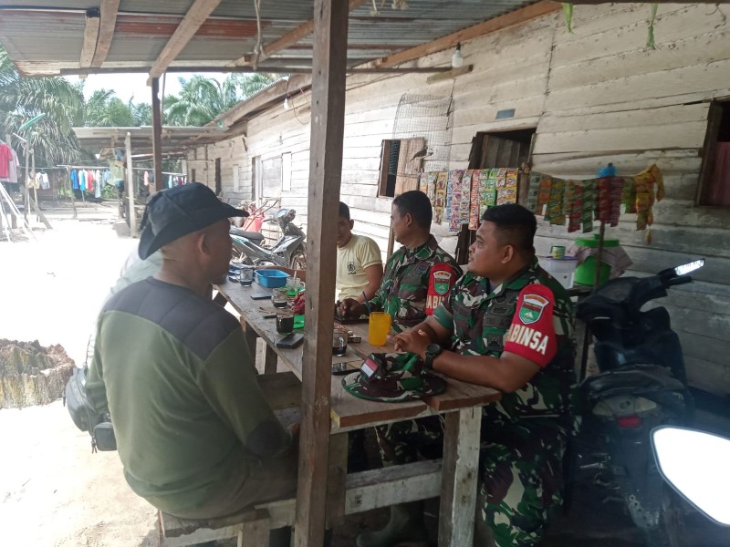 Babinsa Koramil 09/Kemuning Laksanakan Komsos dan Goro bersama Warga Desa Petalongan