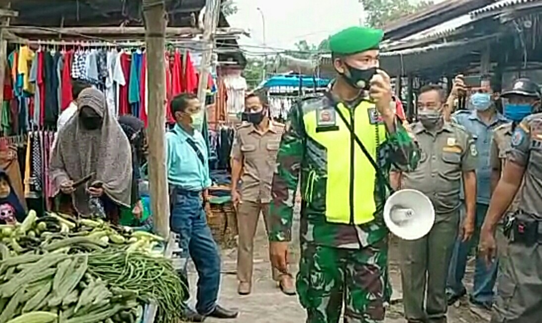 Penegakan Disiplin Protokol Kesehatan di Pasar Kaget Terus Dilakukan Oleh TNI dan Satpol PP Siak