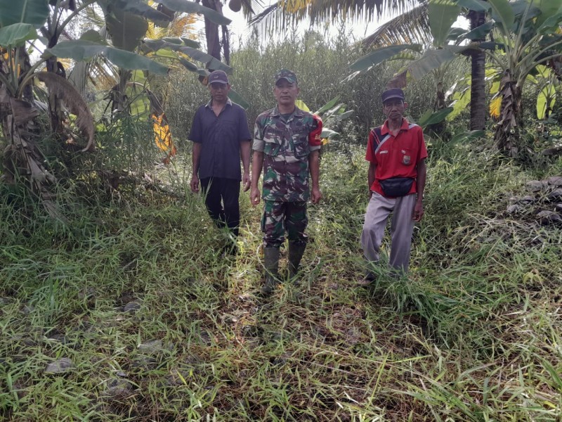 Tingkatkan Kesadaran Warga, Babinsa Koramil 07/Reteh Pelda Nofiandi Lakukan Patroli Karlahut