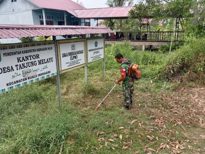 Goro Babinsa Koramil 04/Kuindra dan Masyarakat Untuk Membersihkan Sekitaran Kantor