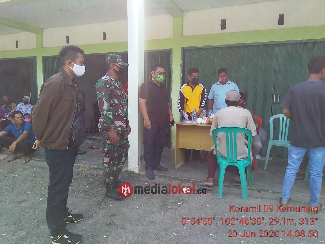 Babinsa Koramil 09/Kemuning Kawal Penyaluran BST Tahap II dan III di Desa Air Balui