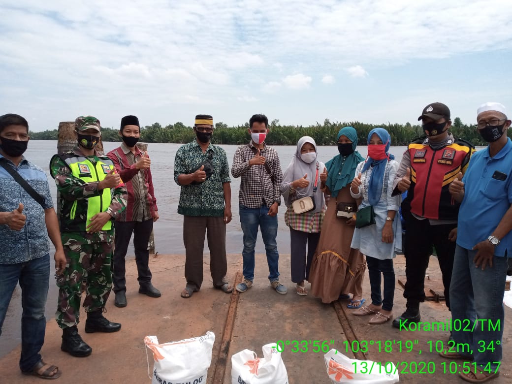 Babinsa Koramil 02/Tanah Merah Dampingi Penyaluran BSB dan BPNT di Desa Selat Nama
