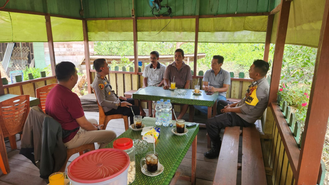 Kapolsek Kempas Cooling System Sambil Ngopi Bareng dengan Warga
