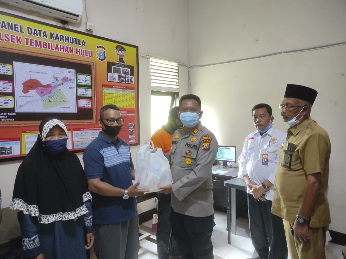 Kapolsek Tembilahan Hulu Bersama YVB dan Kadin Inhil Bantu Dhuafa serta Lansia
