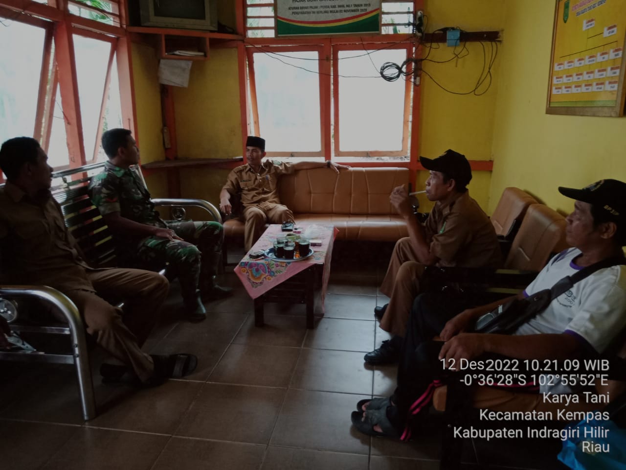 Babinsa Koramil 03/Tempuling terus Aktif Lakukan Komsos Dengan Perangkat Desa