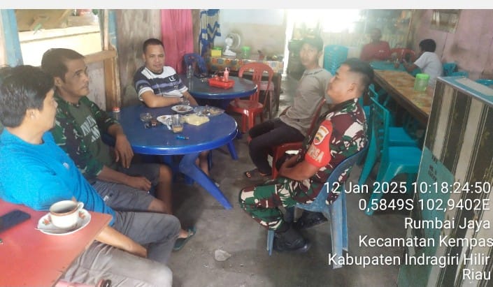 Dalam Beraktifitas Kesehariannya Babinsa 03/Tpl Jalin Silaturahmi Melalui Komsos Dengan Tomas