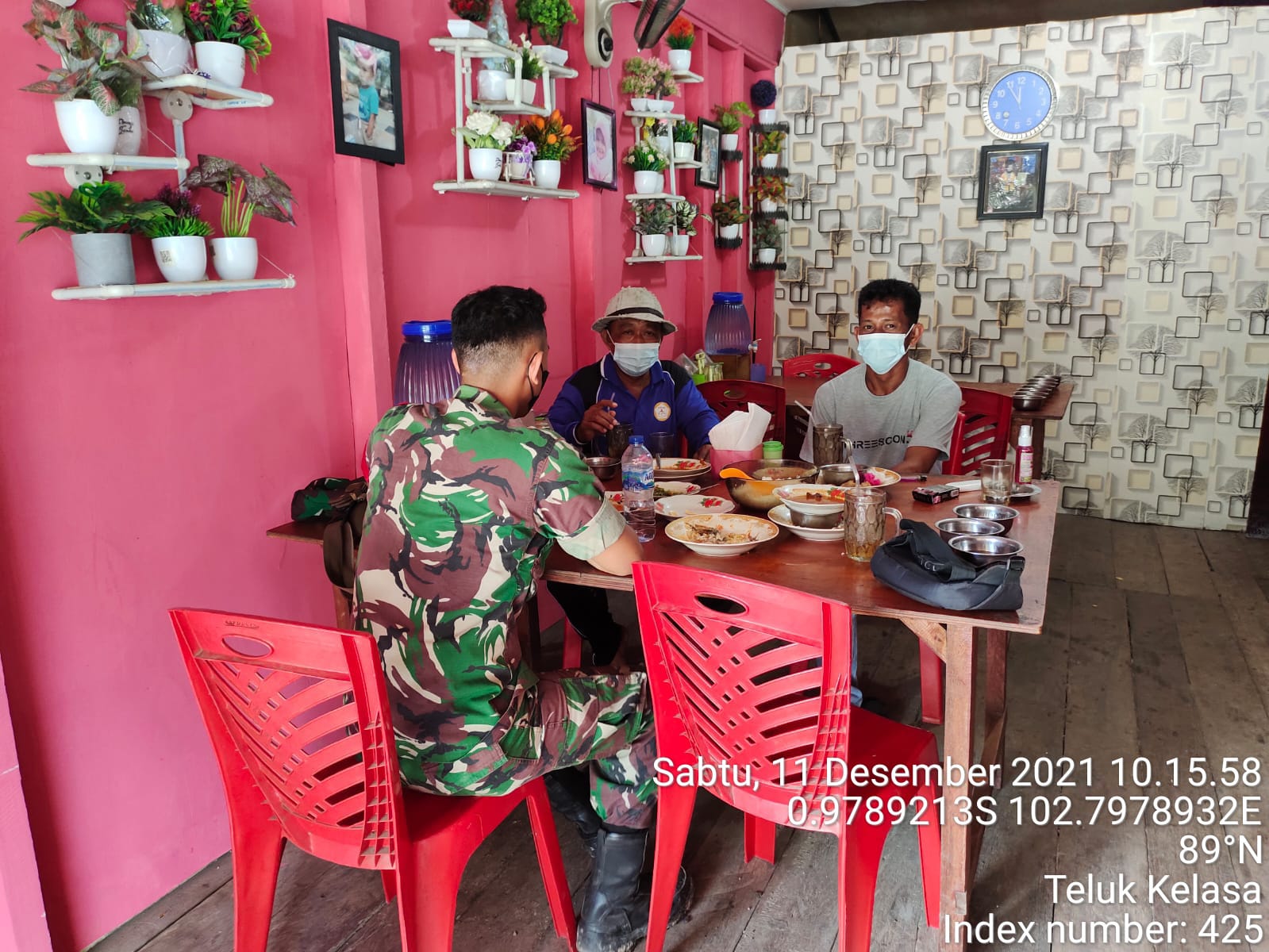 Begitu Dekatnya Babinsa Koramil 09/Kemuning Bersama Warga