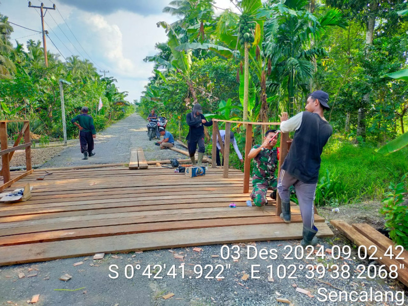 Dengan Goro, Babinsa Koramil 09/Kemuning Kopda Zakirman Jalin Kerjasama yang Erat di Binaan