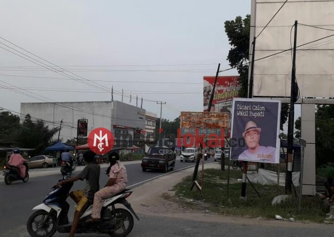 Heboh, Baliho 'Mencari' Wakil Bupati di Inhu Memuat Foto Wartawan Utama
