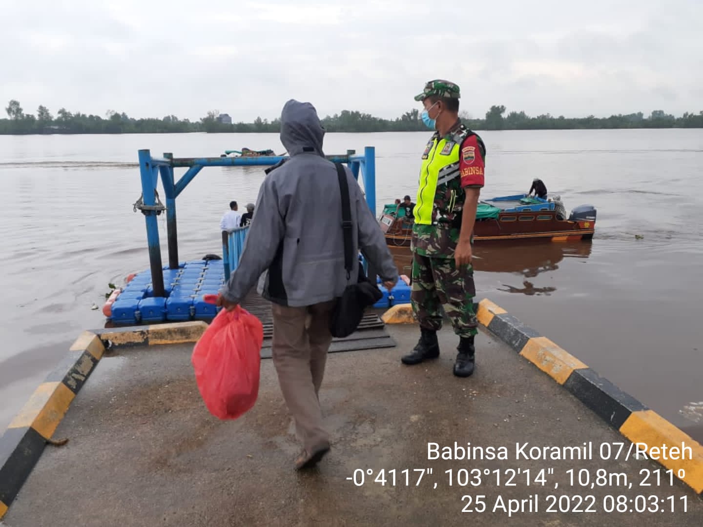 Pengawasan dan Pengecekan Terhadap Penumpang Pelabuhan Oleh Koramil 07/Reteh