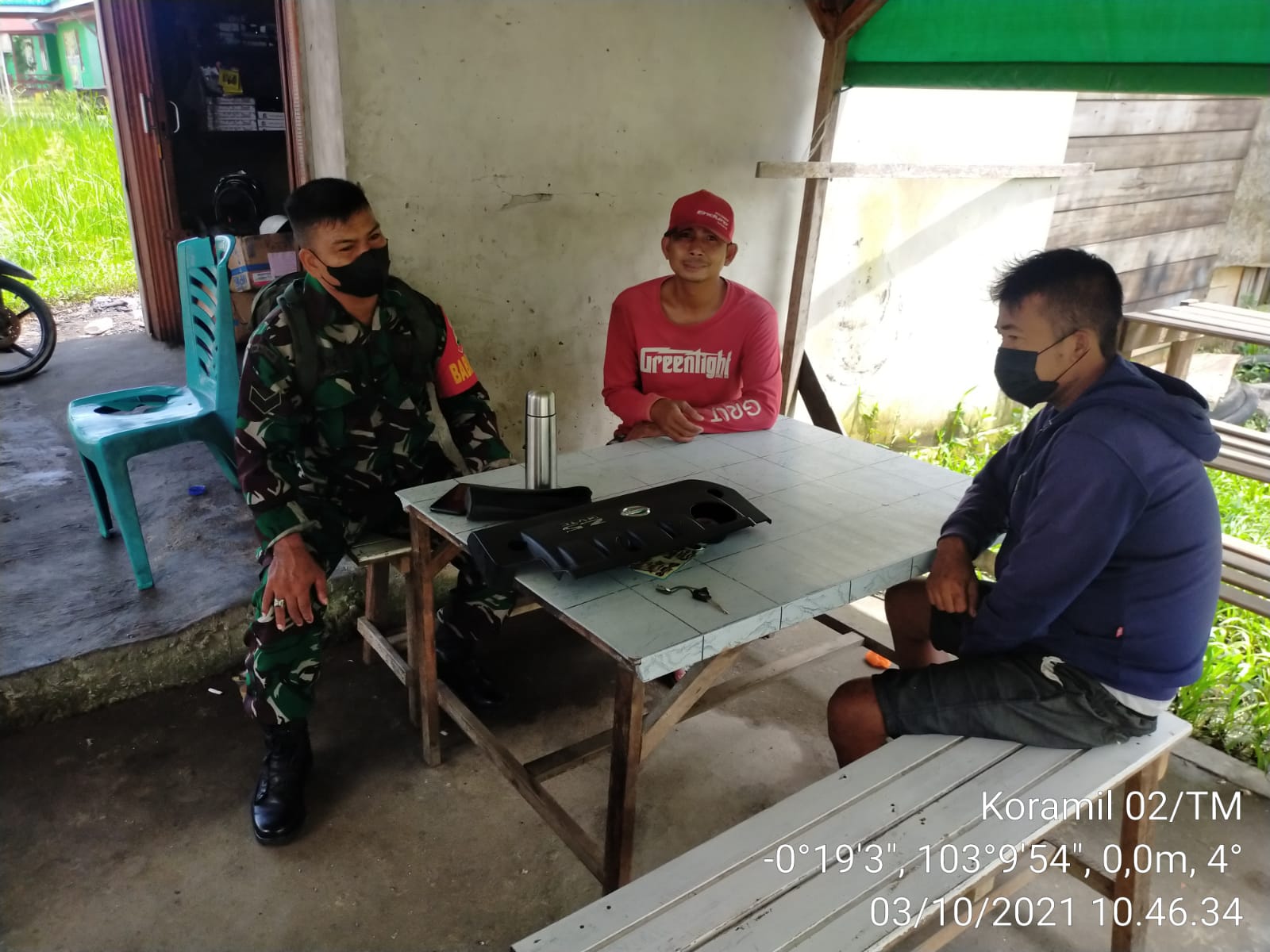 Babinsa 02/Tanah Merah Komsos dengan Warga Desa Binaan Menjalin Tali Silaturahmi