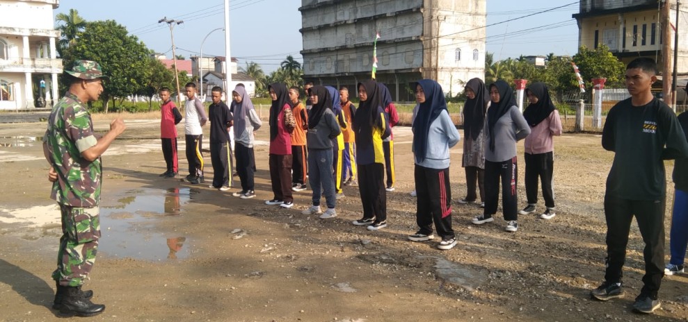 Babinsa Koramil 07/Reteh Melatih Paskibra Kec Reteh untuk Memperingati HUT RI ke-80
