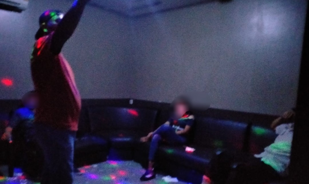 Bukannya 'Di Rumah Aja', Sepasang Diduga Bukan Suami-Istri ini Terciduk di Room Karaoke Aja