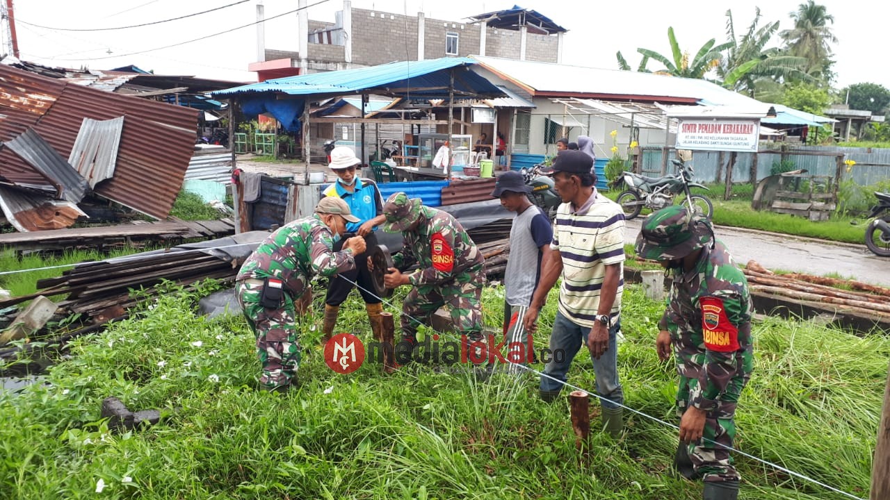 Bantu Warga Miliki Rumah Layak Huni, Danramil 06/Kateman Pimpin Bedah Rumah 
