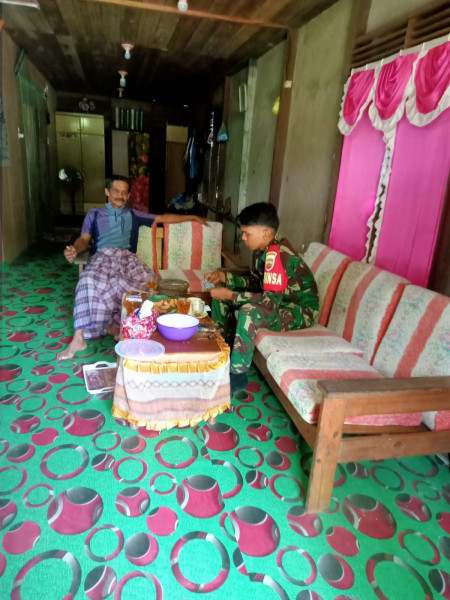 Babinsa Koramil 07/Reteh Jalin Silaturahmi Dengan Masyarakat Setempat Guna Jaga Kebersamaan