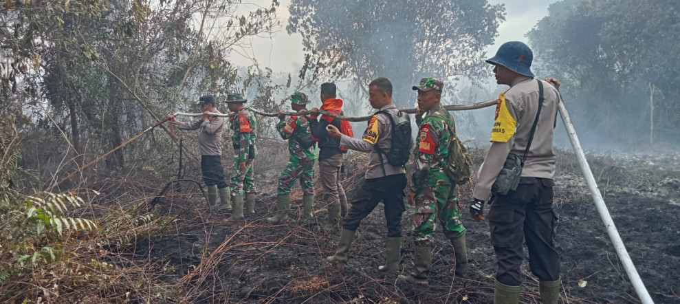 Gerak Cepat Babinsa Koramil 05/Gas Bantu Padamkan Kebakaran Lahan