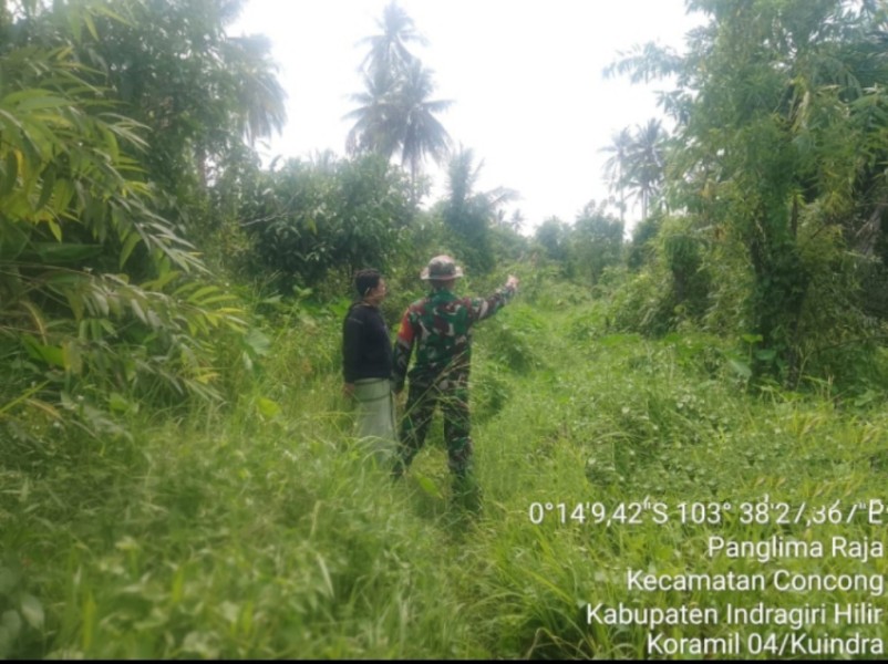 Babinsa Koramil 04/Kuindra Laksanakan Patroli dan Sosialisasi untuk Menimbulkan Kesadaran Masyarakat Akan Bahaya Karhutla