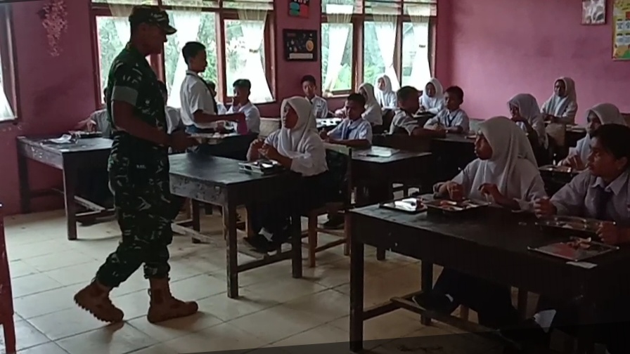 Koramil 09/Kemuning Kodim 0314/Inhil Sukseskan Kegiatan Makan Sehat Bergizi untuk 2.413 Siswa Program Presiden