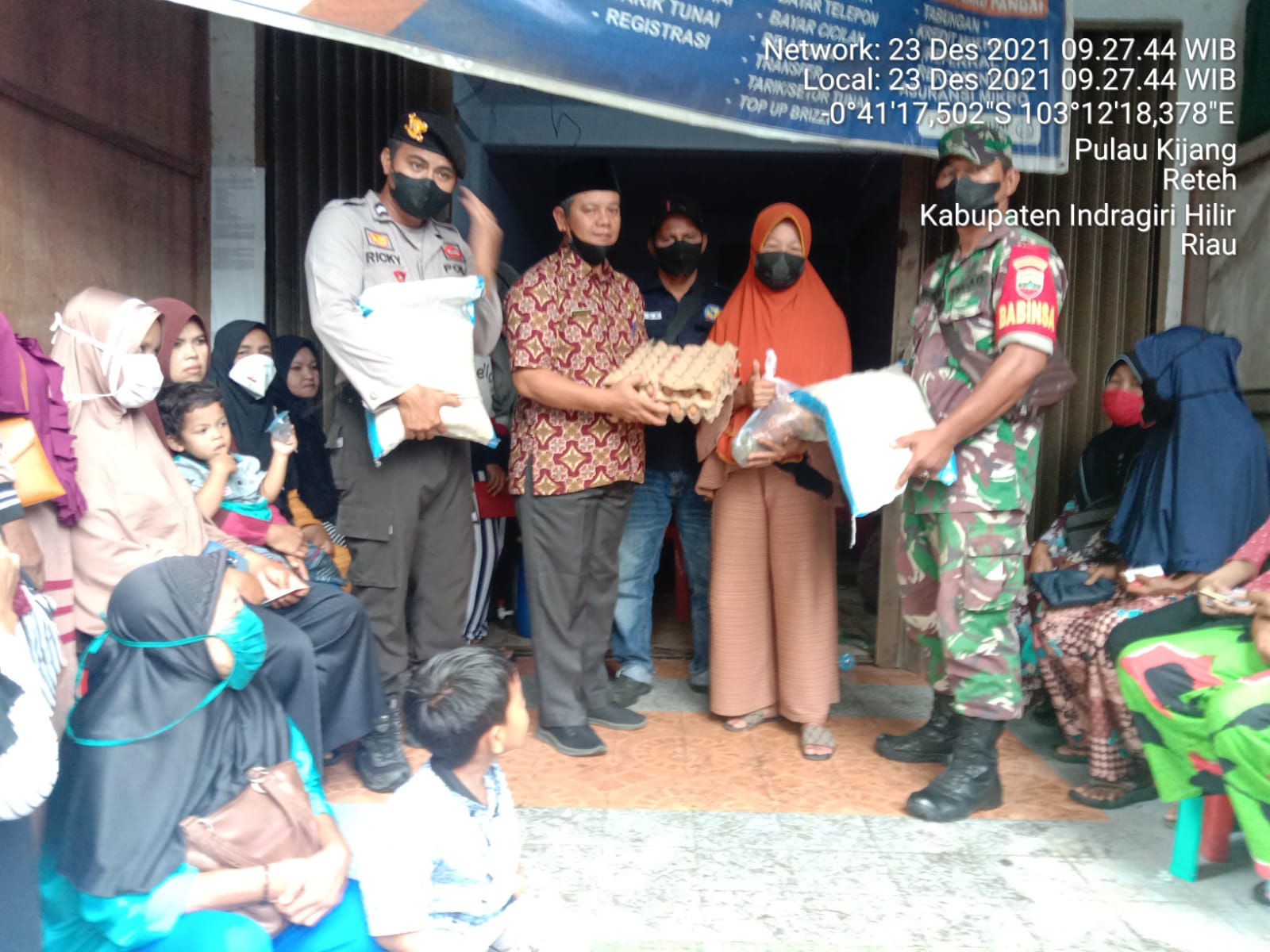 Babinsa 07/Reteh Dampingi Penyaluran BPNT dan PKH