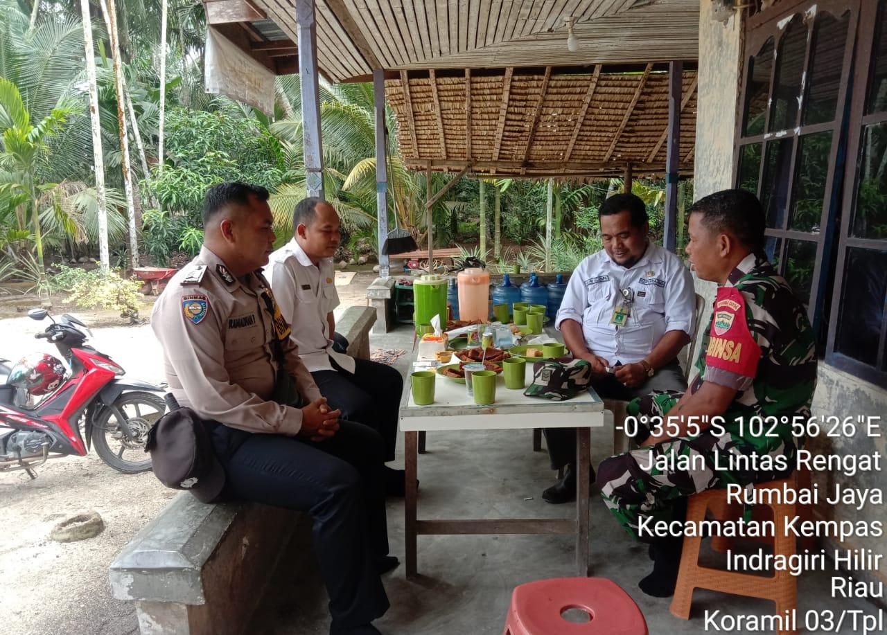 Sertu Mardia Babinsa 03/TPL dan Bhabinkamtibmas Komsos Dengan Aparat Desa