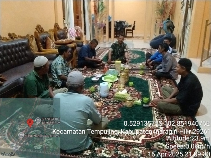 Babinsa Koramil 03/Tempuling dan Poktan Bersinergi, Wujudkan Sawah yang Produktif dan Berkelanjutan