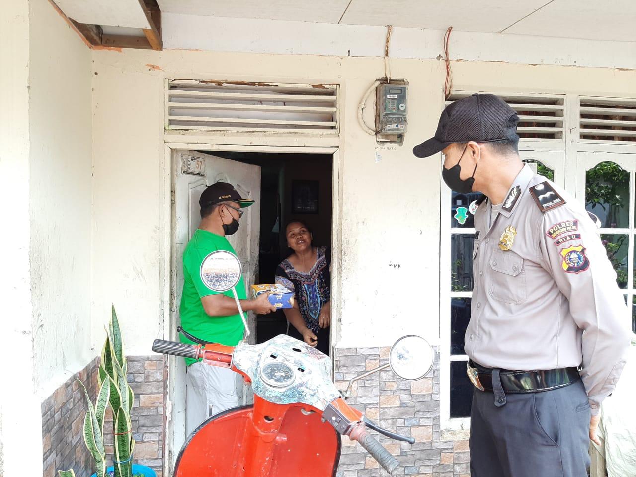 Polres Inhil Bagikan Nasi Kotak Kepada Pasien Terkonfirmasi Positif Covid-19 di Jalan Letda M Samidi