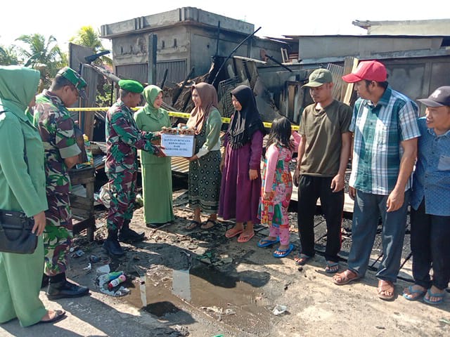 Persit KCK Ranting 4 Cabang LIV Kodim 0314/Inhil Turut Serta Berikan Bantuan Korban Kebakaran Di Wilayah Koramil 03/Tpl