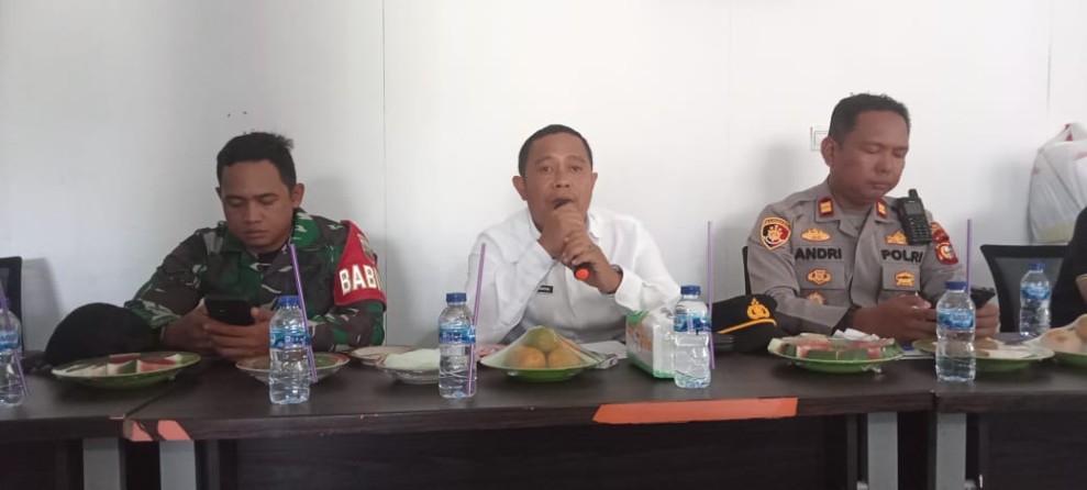 Babinsa Koramil 05/Gas Serda Ricky Hadiri Rapat Penertiban Lahan Konservasi Didesa Belantaraya