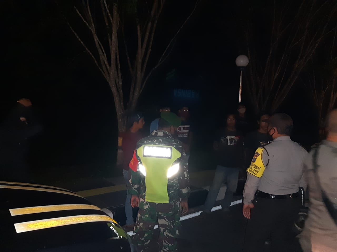 Tegakan Disiplin, TNI-Polri dan Satpol PP Siak Berikan Imbauan ke Warga yang Lagi  Kumpul