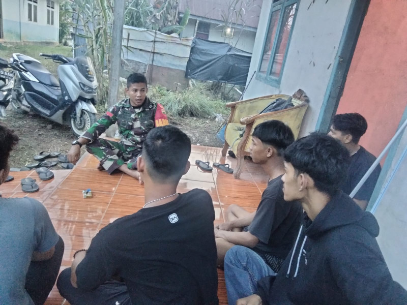 Jalin Silaturahmi Bersama Babinsa Koramil 09/Kmg Dengan Masyarakat Melalui Komsos di Binaan