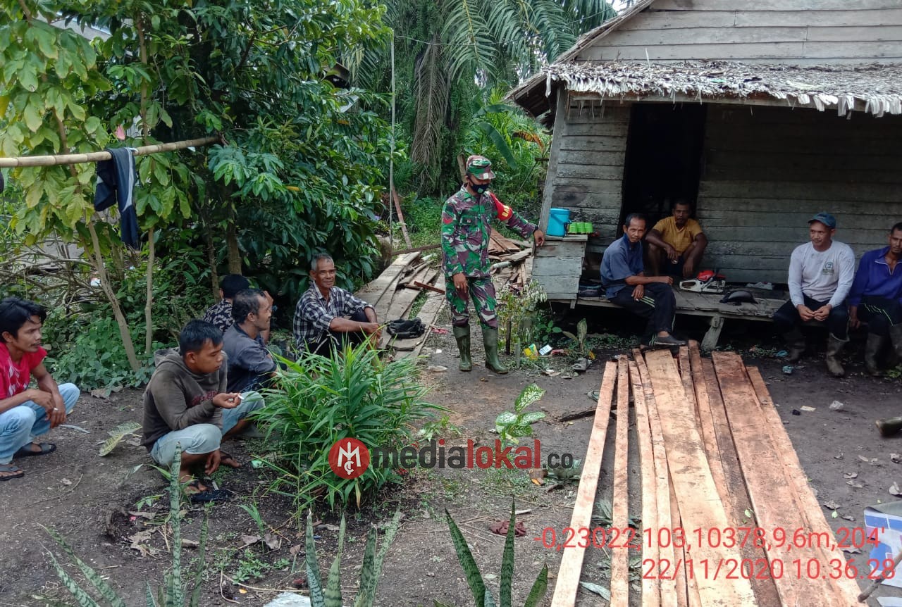 Babinsa Koramil 12/Batang Tuaka Laksanakan Komsos Kepada Warga Sungai Rawa