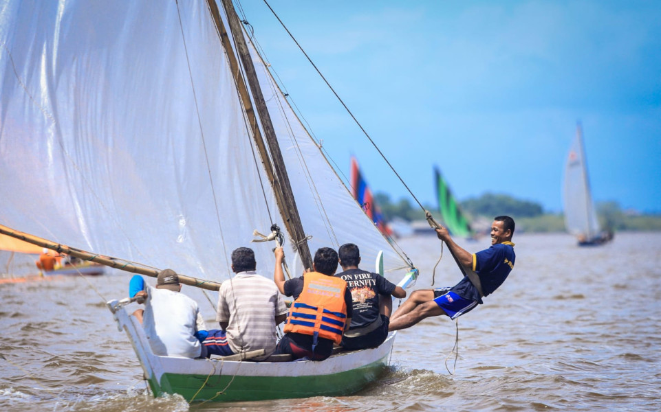 Plt Bupati Asmar Resmikan Lomba Pacu Sampan Layar