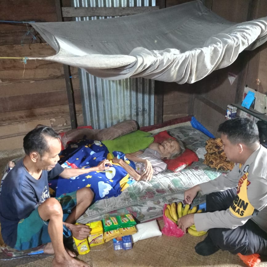 Bhabinkamtibmas Kelurahan Teluk Pinang Bripka Ahmad Arif Mengunjungi Warga Lumpuh dan Berbagi Tali Asih