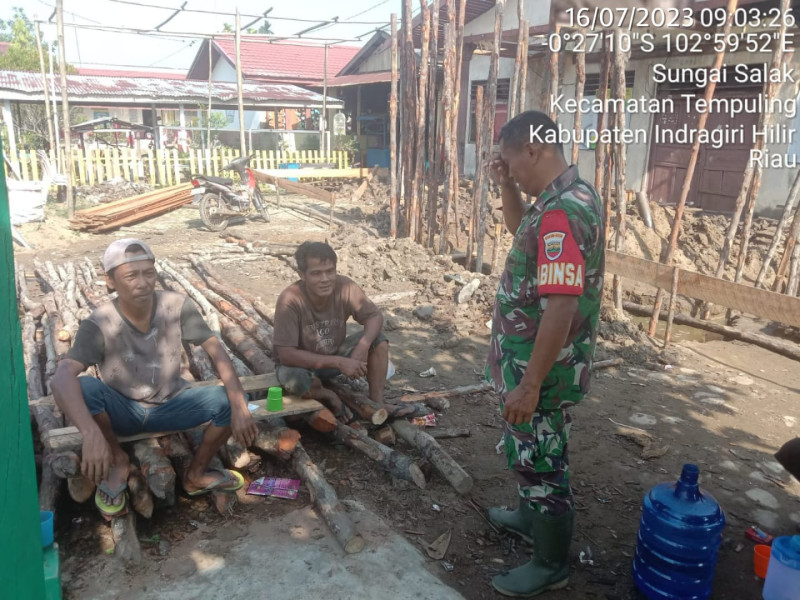 Tingkatkan Hubungan Yang Harmonis, Babinsa Koramil 03/Tpl Jaga Ketentraman di Lingkungan Masyarakat