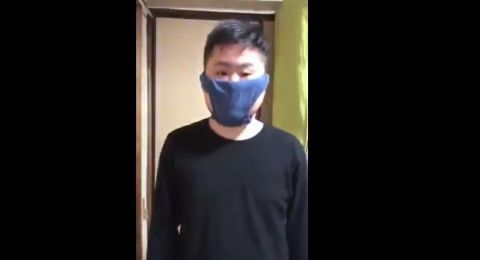 Gokil, Lelaki Ini Gunakan Celana Dalam Segitiga Sebagai Pengganti Masker!