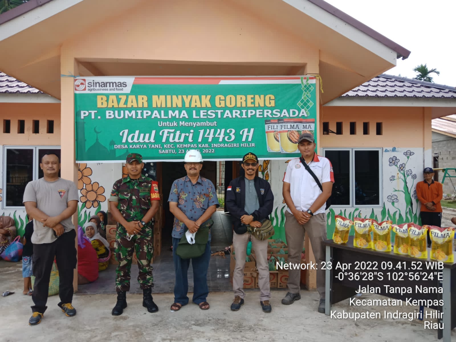 Babinsa Desa Karya Tani Koramil 03/Tempuling Pantau Dan Bantu Bazar Minyak Goreng Murah 