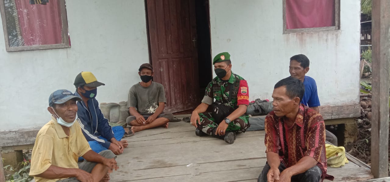 Babinsa Koramil 04/Kuindra Lakukan Komsos Guna Untuk Menghimbau Warga Dan Menjaga Keamanan Desa