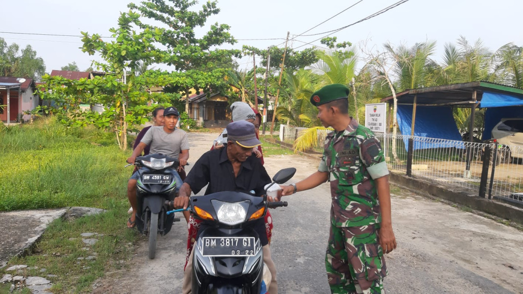 Ramadhan Berbagi, Babinsa Koramil 07/Reteh Bagikan Takjil Kepada Pengendara di Binaan