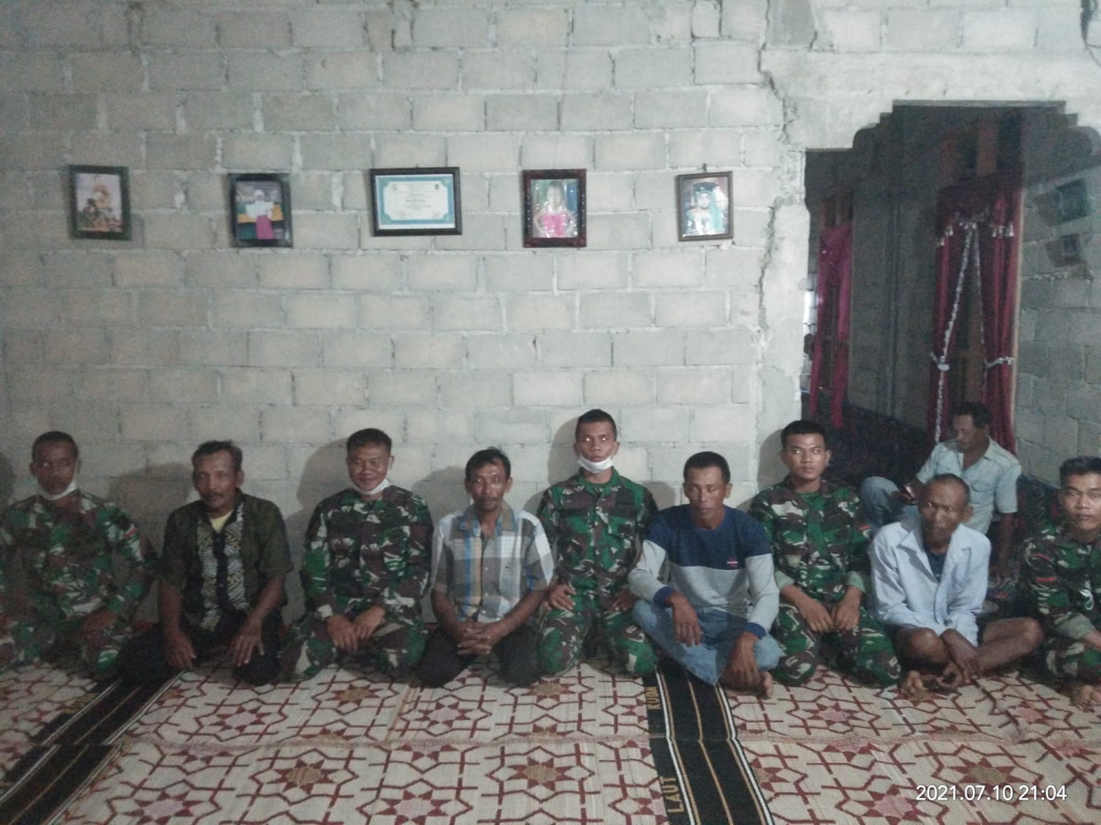 Senang Pencapaian TMMD ke-111,  Pak Samadi Undang Anggota Satgas Makan Malam