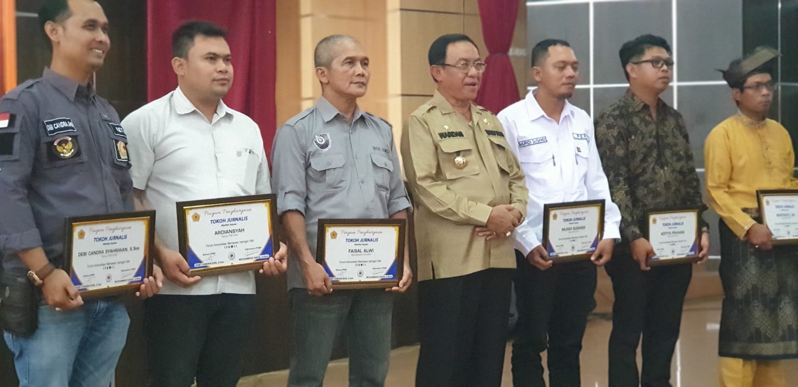 Bupati HM Wardan Serahkan Piagam Penghargaan Kepada 6 Orang Tokoh Jurnalis Inhil 