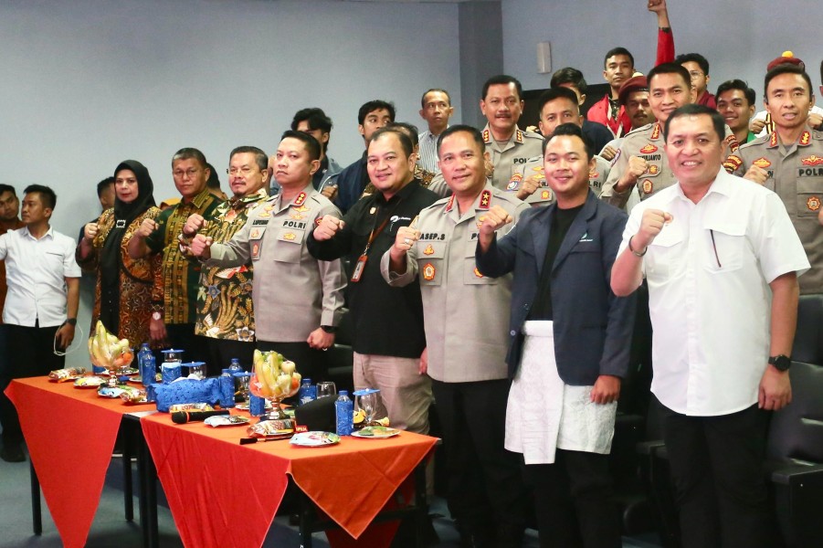 Baksos Presisi Polda Kepri : Sinergi Polri Dan Mahasiswa Sambut Ramadan 1446 H Baksos Presisi Polda Kepri : Sinergi Polri Dan Mahasiswa Sambut Ramadan 1446 H