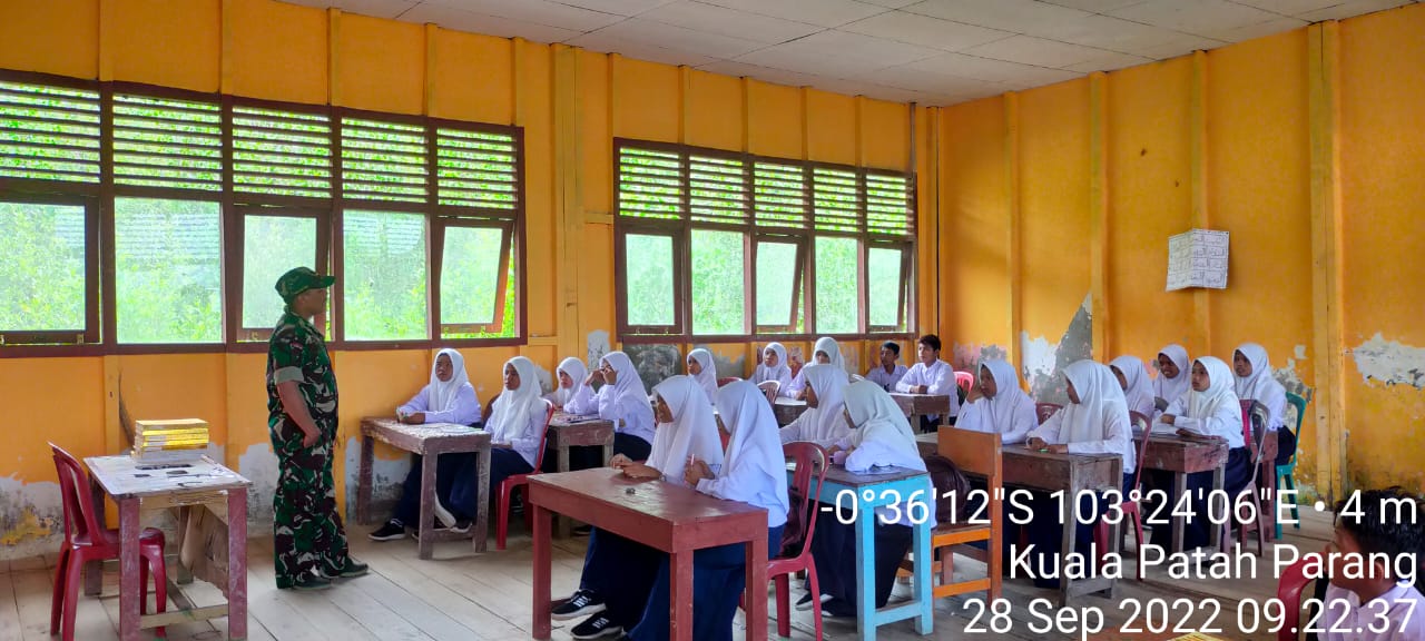 Komunikasi Sosial Oleh Sertu Bendri Bersama Anak Sekolah SMP