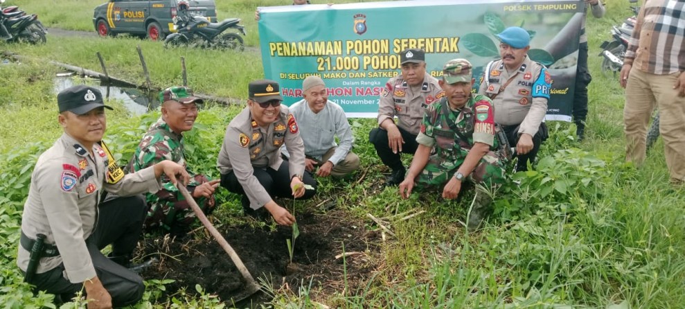 Babinsa Koramil 03/Tpl Aksi Penanaman Pohon: Hijaukan Seputran Lingkungan Dalam Rangka Hari Pohon Sedunia