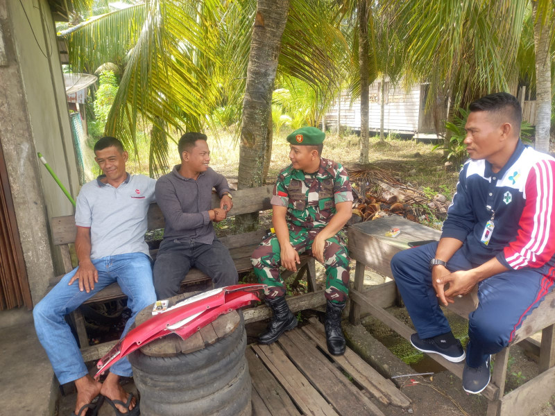 Pererat Sinergitas di Wilayah Babinsa 05/Gas Praka Joli Huta Soit Desa Teluk Pantaian Komsos Bersama Warga Binaan