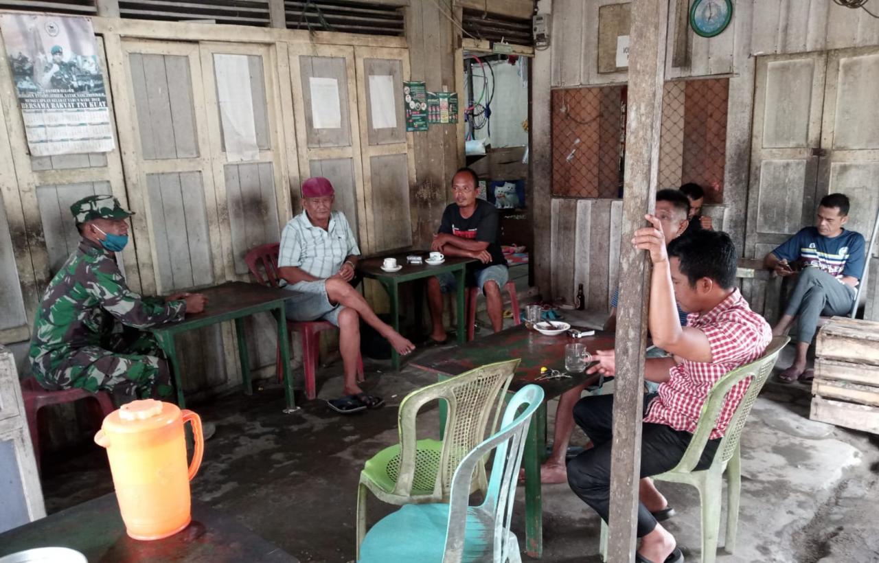 Ingatkan Prokes, Babinsa Koramil 03/Tempuling Komsos Dengan Warga Teluk Kiambang